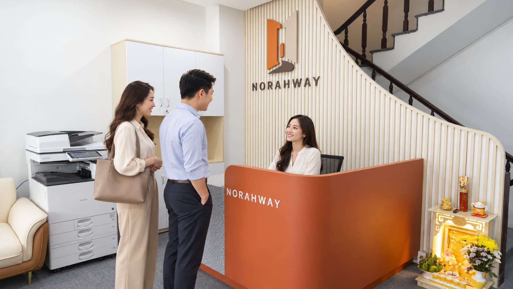 Minh họa lễ tân NORAHWAY đón tiếp khách hàng