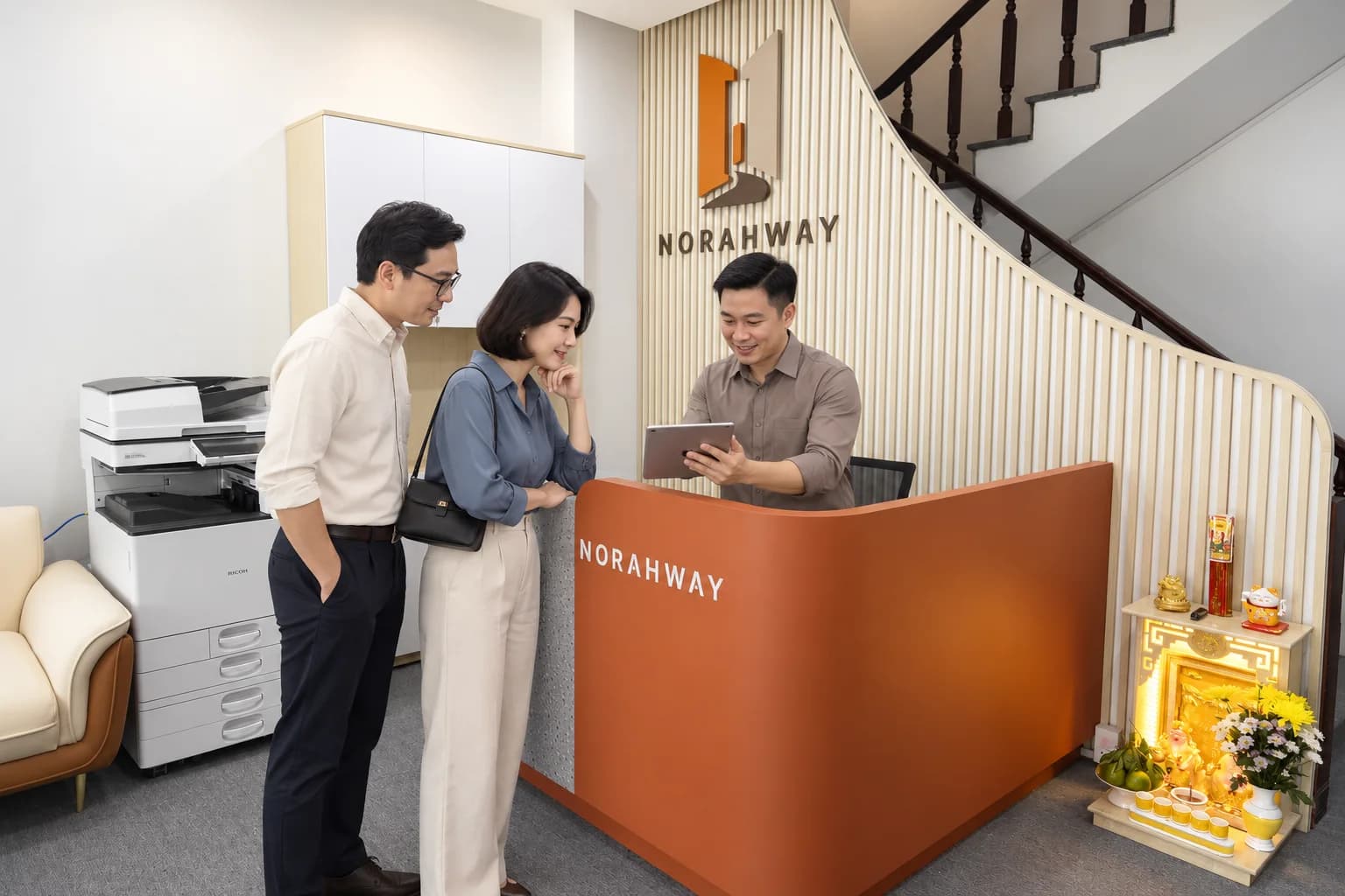 Minh họa hỗ trợ khách hàng tại quầy lễ tân
